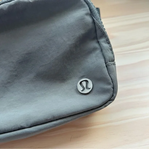 lululemon Everywhere Belt Bag, Like New - Picture 5 of 6